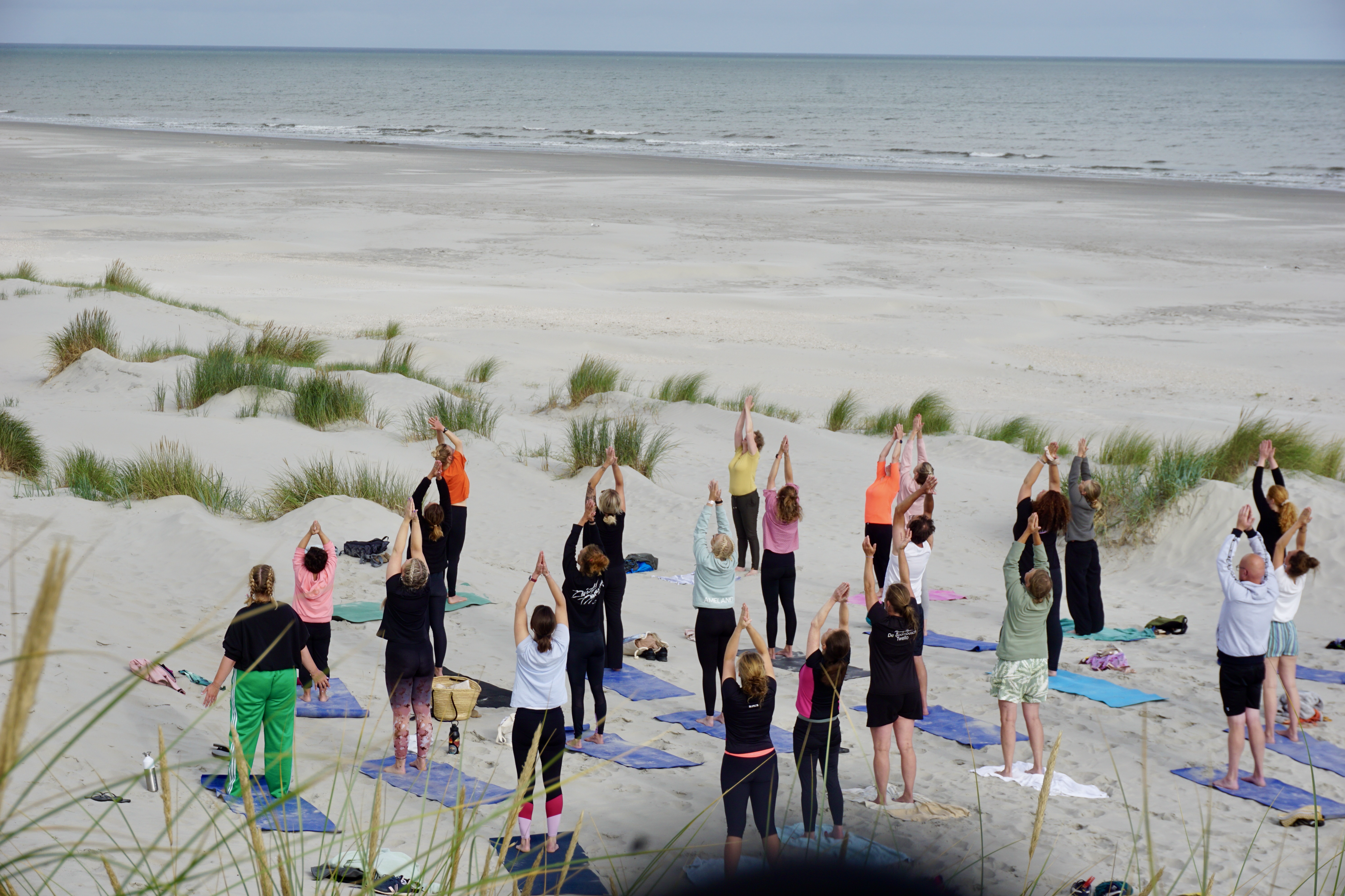 yogales groepsfoto op het strand