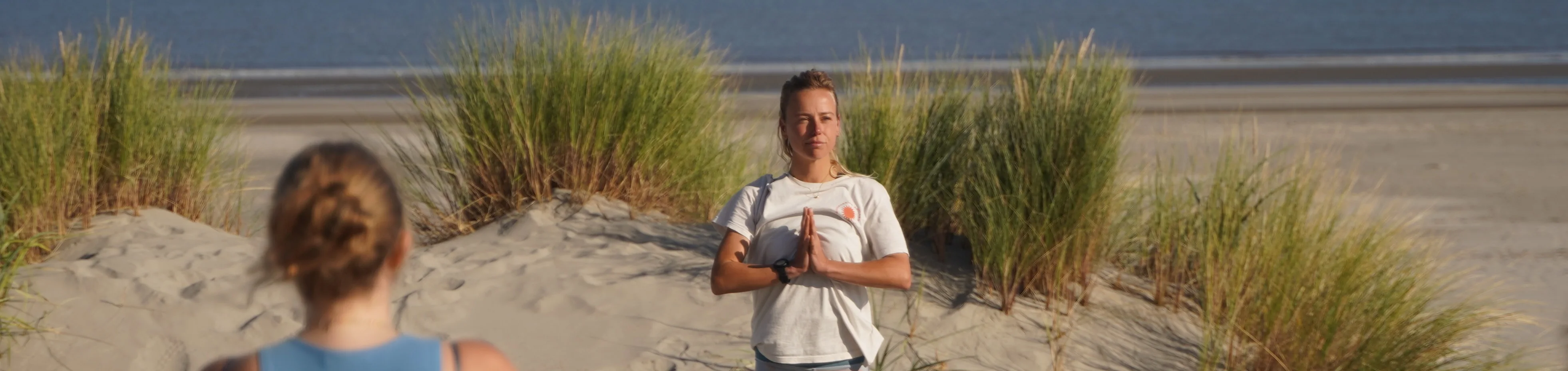 yogales groepsfoto op het strand