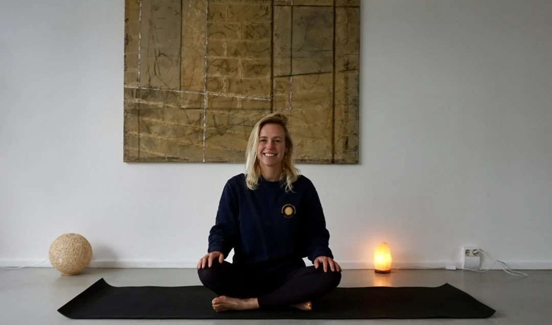 yogales groepsfoto op het strand